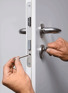 Retirer la vis de fixation et démonter le cylindre de la porte